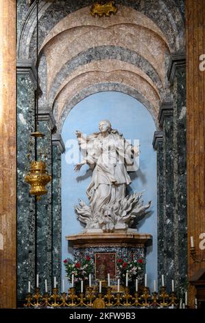 Roma. Italia. Sant'Agnese in Agone (Sant'Agnese in Piazza Navona). Statua del martirio di Sant'Agnese sul Pyre, ca. 1660, di Ercole Ferrata (161 Foto Stock