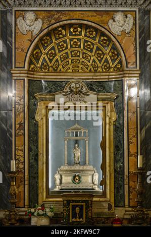 Roma. Italia. Sant'Agnese in Agone (Sant'Agnese in Piazza Navona). Reliquiario contenente il cranio di Sant'Agnese. Foto Stock