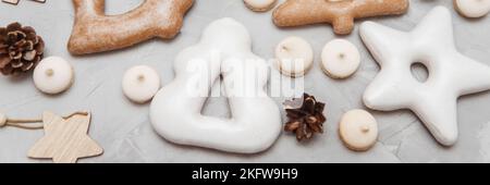 Banner per Natale e Capodanno pan di zenzero stelle, case, alberi di Natale, giocattoli su uno sfondo grigio cemento Foto Stock