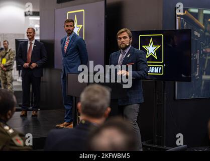 LTG Laura A. Potter, Vice Capo dello staff, G-2; Alexander Miller, HQDA G-2 Senior Advisor for S&T; Mark C. Luz, PEO, IEW&S; Il Sig. Michael C. Monteleone III, APNT/S, Director parla ai membri del pubblico di Deep Sensing & The Edge alla Convention 2022 dell'AUSA il 10 ottobre 2022, a Washington, D.C. Foto Stock