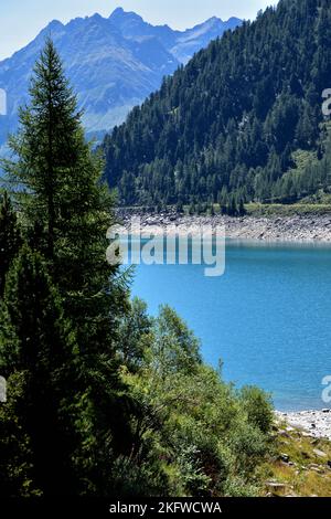 Una parte del lago Neves, un piccolo lago artificiale alpino situato a 1856 metri di altezza in una valle laterale della valle Aurina Foto Stock