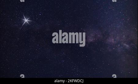 Christmas Star che sorge vicino alla Via Lattea in una notte limpida Foto Stock