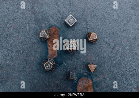 Vista dall'alto di un set di dadi da gioco ttrpg su una superficie metallica Foto Stock