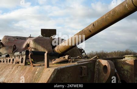 Un abbandonato arrugginimento britannico FV4201 Chieftain principale nave da battaglia naufragio alla luce del sole pomeriggio Foto Stock