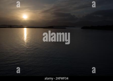 Vista serale da Austvågøya all'arcipelago delle Lofoten su Hadselfjorden e sul Mare di Norvegia fino all'isola di Hadseløya, che fa parte di Vesterålen Foto Stock