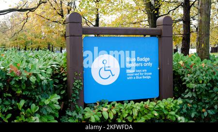 Cartello di parcheggio con solo porta badge blu - John Gollop Foto Stock
