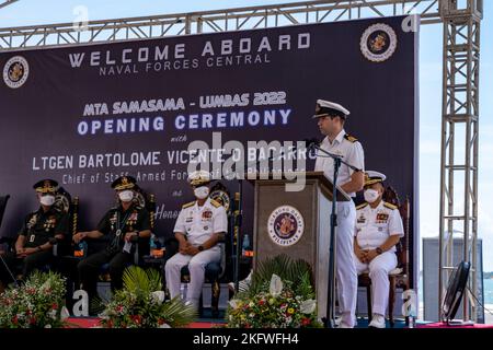21011-N-DB724-2249 CEBU, Filippine (11 ottobre 2022) cmdr. Mike Proudman, comandante della HMS Spey (P234), tiene un discorso alla cerimonia di apertura dell'esercitazione Sama Sama-Lumbas 2022 a Cebu, Filippine, 11 ottobre. Sama Sama-Lumbas è un esercizio multilaterale che include forze provenienti da Filippine, Stati Uniti, Australia, Francia, Giappone, e il Regno Unito è stato concepito per promuovere la cooperazione regionale in materia di sicurezza, mantenere e rafforzare i partenariati marittimi e migliorare l'interoperabilità marittima. CARAT2022, Squadrone cacciatorpediniere 7, Marina delle Filippine, Sama Sama Lumbas, SamaSama, Marina degli Stati Uniti, Foto Stock
