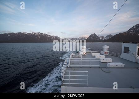 Traversata in traghetto da Fiskebø sull'arcipelago di Lofoten a Melbu sull'isola di Hadseløya sull'arcipelago di Vesterålen nella contea di Nordland in Norvegia. Foto Stock