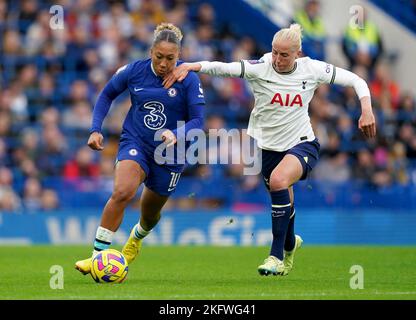 Lauren James di Chelsea combatte con Evelina Summanen di Tottenham Hotspur durante la Barclay Women's Super League Match a Stamford Bridge, Londra. Data immagine: Domenica 20 novembre 2022. Foto Stock