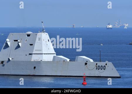 Prefettura di Kanagawa, Giappone - 26 settembre 2022: United States Navy USS Zumwalt (DDG-1000), cacciatorpediniere di classe Zumwalt che entra nel porto di Yokosuka in Giappone. Foto Stock