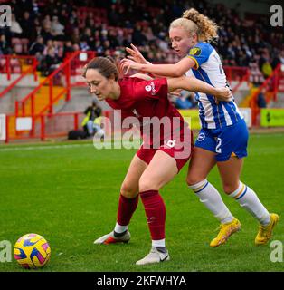 Crawley, Regno Unito. 20th Nov 2022. Crawley, Inghilterra, 20th 2022 novembre: Megan Campbell (28 Liverpool) e Katie Robinson (22 Brighton) combattono per la palla durante la partita di calcio della Barclays Womens Super League tra Brighton e Liverpool al Broadfield Stadium di Crawley, Inghilterra. (James Whitehead/SPP) Credit: SPP Sport Press Photo. /Alamy Live News Foto Stock