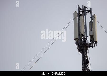 Antenne cellulari sul tetto. Torre di telecomunicazione cellulare 4G e 5G Foto Stock