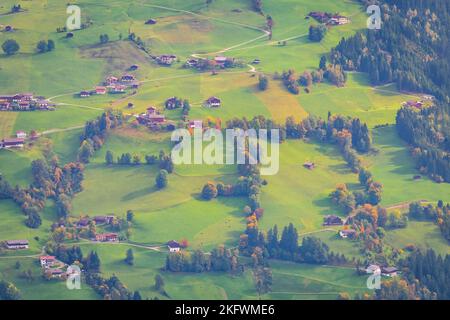 Sopra la valle della Zillertal, alpi tirolesi, prati e villaggi, Austria Foto Stock