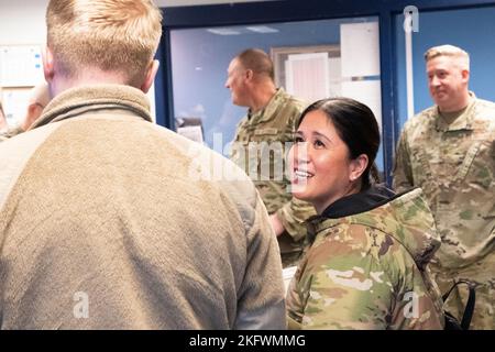 Brig. Tracy Smith, assistente generale aggiunto-aereo e comandante della Guardia Nazionale aerea dell'Alaska, il col. Brian Kile, direttore del personale congiunto, della Guardia Nazionale dell'Alaska e del Capo Maestro Sgt. Kim Groat, capo comando della Guardia Nazionale dell'Alaska Air, visita i dispiegatori e il gruppo di manutenzione della 168th Wing per ascoltare gli Airmen. Il modello 168th è la principale ala artica che offre capacità di controllo e vigilanza globali rapide attraverso il rifornimento di aria, l'evacuazione aeronautica, l'allarme missilistico e la consapevolezza del dominio spaziale. La 168th Wing mantiene un costante controllo e impegno di difesa aerea 24/7 per il Nord Amer Foto Stock