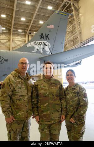 Brig. Tracy Smith, assistente generale aggiunto-aereo e comandante della Guardia Nazionale aerea dell'Alaska, il col. Brian Kile, direttore del personale congiunto, della Guardia Nazionale dell'Alaska e del Capo Maestro Sgt. Kim Groat, capo comando della Guardia Nazionale dell'Alaska Air, visita i dispiegatori e il gruppo di manutenzione della 168th Wing per ascoltare gli Airmen. Smith, Kile e Groat prenditi un momento per una foto vicino alla 168th Wing KC-135 Stratotanker e Polar Bear Tail. Il modello 168th è la principale ala artica che offre capacità di controllo e vigilanza globali rapide attraverso il rifornimento di aria, l'evacuazione aeronautica, l'allarme missilistico e il centro benessere Foto Stock