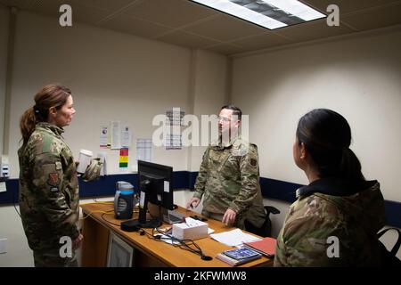 Brig. Tracy Smith, assistente generale aggiunto-aereo e comandante della Guardia Nazionale aerea dell'Alaska, il col. Brian Kile, direttore del personale congiunto, della Guardia Nazionale dell'Alaska e del Capo Maestro Sgt. Kim Groat, capo comando della Guardia Nazionale dell'Alaska Air, visita i dispiegatori e il gruppo di manutenzione della 168th Wing per ascoltare gli Airmen. Il modello 168th è la principale ala artica che offre capacità di controllo e vigilanza globali rapide attraverso il rifornimento di aria, l'evacuazione aeronautica, l'allarme missilistico e la consapevolezza del dominio spaziale. La 168th Wing mantiene un 24/7 costante di difesa aerea e l'impegno per il Nord America Foto Stock