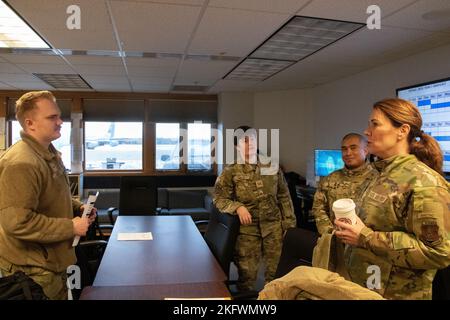 Brig. Tracy Smith, assistente generale aggiunto-aereo e comandante della Guardia Nazionale aerea dell'Alaska, il col. Brian Kile, direttore del personale congiunto, della Guardia Nazionale dell'Alaska e del Capo Maestro Sgt. Kim Groat, capo comando della Guardia Nazionale dell'Alaska Air, visita i dispiegatori e il gruppo di manutenzione della 168th Wing per ascoltare gli Airmen. Il modello 168th è la principale ala artica che offre capacità di controllo e vigilanza globali rapide attraverso il rifornimento di aria, l'evacuazione aeronautica, l'allarme missilistico e la consapevolezza del dominio spaziale. La 168th Wing mantiene un 24/7 costante di difesa aerea e l'impegno per il Nord America Foto Stock