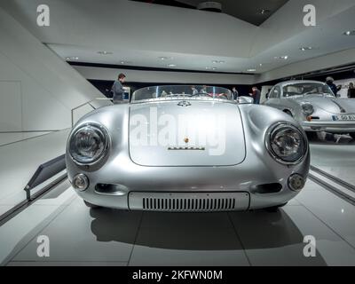 Stoccarda-Zuffenhausen - 12 novembre 2022 - Porsche Museum, Porsche 550 Spyder Foto Stock