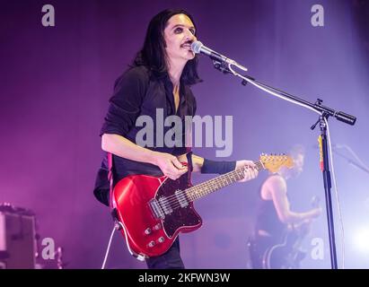 Placebo che si esibisce in diretta a Portsmouth Guildhall, Portsmouth, Regno Unito, il 18th novembre 2022. La prima notte del loro primo tour nel Regno Unito in 5 anni. Foto Stock