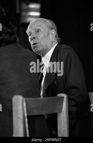 Jorge Luis Borges, scrittore di fiction argentino, durante una conferenza a Buenos Aires, Argentina Foto Stock