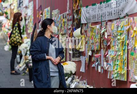 Seul, Corea del Sud, 20/11/2022, la gente visita il luogo di una schiacciata folla che è accaduto durante i festeggiamenti di Halloween a Seoul. Il bilancio delle vittime della folla nel quartiere Itaewon di Seul è aumentato di uno a 158, ha dichiarato le autorità il 14 novembre. Un totale di 132 sudcoreani e 26 stranieri sono stati uccisi durante l'impennata della folla nel popolare quartiere della vita notturna di Itaewon il 29 ottobre. Le procedure funerarie per 130 sudcoreani sono state completate e i corpi di 24 stranieri sono stati inviati nei loro paesi di origine. Delle 196 persone ferite, 10 sono ancora in cura negli ospedali Foto Stock