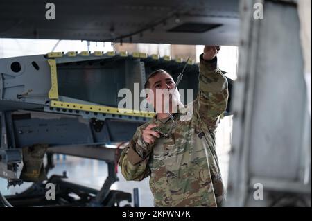 Tecnico. SGT. Lee Lopez, membro del team addetto alla manutenzione dei sistemi di alimentazione dei depositi del gruppo di manutenzione degli aeromobili 309th, sostituisce le ali su un A-10 Thunderbolt II assegnato allo Squadrone Fighter Generation 357th alla base aerea Davis-Monthan, Arizona, 11 ottobre 2022. Il completamento di questo processo presso DM ha accelerato il processo di scambio delle ali e ha aggiunto circa 7,3 mila ore nel programma di volo, collocando tre jet di nuovo nel sistema di lavoro per completare missioni, tristezze e innumerevoli requisiti di formazione. Foto Stock