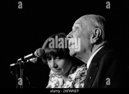 Jorge Luis Borges, scrittore di fiction argentino, durante una conferenza a Buenos Aires, Argentina Foto Stock