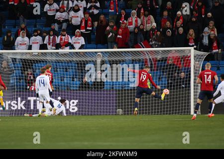 Oslo, Norvegia, 20th novembre 2022, il norvegese Alexander Sørloth si avvicina molto al punteggio del suo secondo , Credit: Frode Arnesen/Alamy Live News Foto Stock