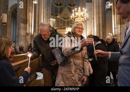 UTRECHT - Olanda, 20/11/2022, i churchgoers si riuniscono durante un servizio commemorativo al Domkerk poco prima della cerimonia di apertura della Coppa del mondo in Qatar. Si presta attenzione ai lavoratori morti nella costruzione degli stadi della Coppa del mondo in Qatar. ANP JEROEN JUMELET olanda fuori - belgio fuori Foto Stock