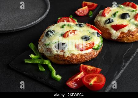 Pizza fatta in casa su una piccola tortilla. Mini pizza Foto Stock