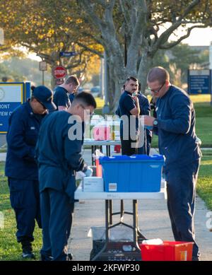 Il personale della Clinica Cape May del centro di addestramento dà i colpi drive-thru di influenza sulla base, 12 ottobre 2022. In qualità di forza armata degli Stati Uniti, principale agenzia per l’applicazione marittima della nazione, e agenzia per la sicurezza marittima e la regolamentazione, i nostri membri della Guardia Costiera sono in prima linea ogni giorno che svolgono operazioni globali e proteggono la nostra patria dalle minacce in continua evoluzione. Dobbiamo assicurarci che possano concentrarsi ogni giorno su queste difficili missioni con la piena consapevolezza che la loro salute, le loro famiglie e le loro abitazioni sono curate. U.S. Coast Guard foto di Chief Warrant Officer 2 Timothy T. Foto Stock