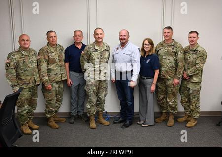 USACE, FEMA e Florida Division of Emergency Management posa per una foto al Lee County Emergency Operations Center di Fort Myers, Florida, ottobre 12, a seguito di un incontro per discutere gli sforzi in corso di recupero da uragano Ian. USACE attualmente ha più di 280 persone dispiegate in Florida che stanno attivamente sostenendo le operazioni di recupero statale. Foto Stock