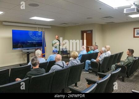 Sette veterani dell'aeronautica degli Stati Uniti e i loro coniugi fanno un tour della 125th Fighter Wing, Florida Air National Guard a Jacksonville, Florida, 12 ottobre 2022. I piloti dell'era vietnamita sono tutti laureati al corso di addestramento pilota 1967 tenutosi presso l'ormai defunta base dell'aeronautica militare Reese di Lubbock, Texas. I piloti hanno volato un assortimento di aerei tra cui il F-4 Phantom II, C-141 Starlifter e LTV A-7 Corsair II, tra gli altri, durante la lotta di guerra in Vietnam. Durante la visita, il colonnello dell'aeronautica statunitense Mansour Elhihi, comandante del gruppo operativo 125th, ha condiviso i vasti set di missioni dell'Ala, il prossimo F-35 Lightning Foto Stock