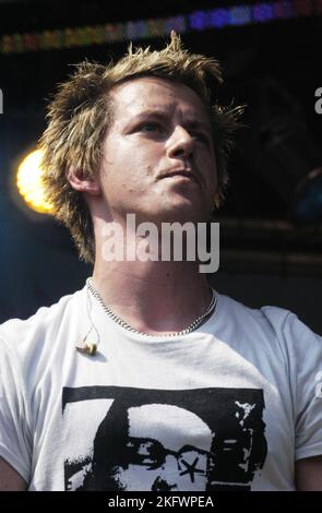 Cantante OLLIE (David Oliver) di FREEFALLER al Red Dragon Party nel Park di Cardiff, Galles, 19 giugno 2005. Fotografia: ROB WATKINS, Freefaller è stata una band pop rock britannica attiva a metà degli anni '2000 Conosciuti per le loro melodie accattivanti, hanno guadagnato una breve popolarità con singoli come "Do This! Fallo!" E' abbastanza buono per te. La band si sciolse poco dopo il loro successo iniziale. Foto Stock