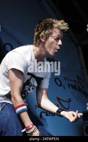 Cantante OLLIE (David Oliver) di FREEFALLER al Red Dragon Party nel Park di Cardiff, Galles, 19 giugno 2005. Fotografia: ROB WATKINS, Freefaller è stata una band pop rock britannica attiva a metà degli anni '2000 Conosciuti per le loro melodie accattivanti, hanno guadagnato una breve popolarità con singoli come "Do This! Fallo!" E' abbastanza buono per te. La band si sciolse poco dopo il loro successo iniziale. Foto Stock