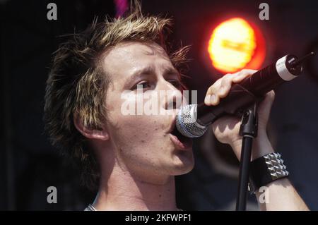 Cantante OLLIE (David Oliver) di FREEFALLER al Red Dragon Party nel Park di Cardiff, Galles, 19 giugno 2005. Fotografia: ROB WATKINS, Freefaller è stata una band pop rock britannica attiva a metà degli anni '2000 Conosciuti per le loro melodie accattivanti, hanno guadagnato una breve popolarità con singoli come "Do This! Fallo!" E' abbastanza buono per te. La band si sciolse poco dopo il loro successo iniziale. Foto Stock