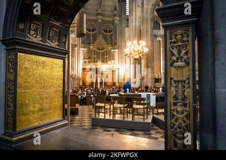 UTRECHT - Olanda, 20/11/2022, i churchgoers si riuniscono durante un servizio commemorativo al Domkerk poco prima della cerimonia di apertura della Coppa del mondo in Qatar. Si presta attenzione ai lavoratori morti nella costruzione degli stadi della Coppa del mondo in Qatar. ANP JEROEN JUMELET olanda fuori - belgio fuori Foto Stock