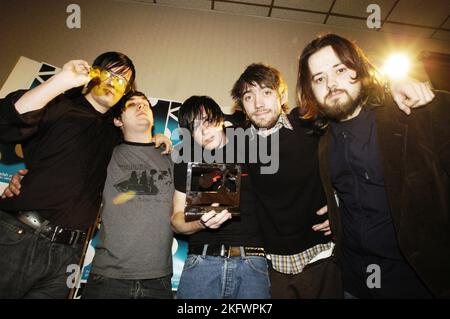 FUNERALE PER UN AMICO, CERIMONIA DI PREMIAZIONE, 2004: Funerale per Un amico vincere un premio all'inizio della carriera Welsh Music Awards al Coal Exchange di Cardiff, 20 febbraio 2004. Fotografia: ROB WATKINS. INFO: Funeral for a Friend è un gruppo musicale post-hardcore gallese formatosi nel 2001. Noti per la loro intensa energia e i testi emotivi, hanno guadagnato popolarità con album come "Casually Dressed & Deep in Conversation", con successi come "Juneau" e "Escape Artists Never Die". Foto Stock