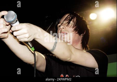 MATT DAVIES, FUNERALE PER Un AMICO, 2004: Un giovane cantante MATT DAVIES con FUNERALE PER Un AMICO nel NME Tour alla Cardiff Students' Union, 8 febbraio 2004. Fotografia: ROB WATKINS. INFO: Funeral for a Friend è un gruppo musicale post-hardcore gallese formatosi nel 2001. Noti per la loro intensa energia e i testi emotivi, hanno guadagnato popolarità con album come "Casually Dressed & Deep in Conversation", con successi come "Juneau" e "Escape Artists Never Die". Foto Stock