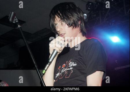 MATT DAVIES, FUNERALE PER Un AMICO, 2004: Un giovane cantante MATT DAVIES con FUNERALE PER Un AMICO nel NME Tour alla Cardiff Students' Union, 8 febbraio 2004. Fotografia: ROB WATKINS. INFO: Funeral for a Friend è un gruppo musicale post-hardcore gallese formatosi nel 2001. Noti per la loro intensa energia e i testi emotivi, hanno guadagnato popolarità con album come "Casually Dressed & Deep in Conversation", con successi come "Juneau" e "Escape Artists Never Die". Foto Stock