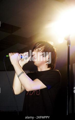 MATT DAVIES, FUNERALE PER Un AMICO, 2004: Un giovane cantante MATT DAVIES con FUNERALE PER Un AMICO nel NME Tour alla Cardiff Students' Union, 8 febbraio 2004. Fotografia: ROB WATKINS. INFO: Funeral for a Friend è un gruppo musicale post-hardcore gallese formatosi nel 2001. Noti per la loro intensa energia e i testi emotivi, hanno guadagnato popolarità con album come "Casually Dressed & Deep in Conversation", con successi come "Juneau" e "Escape Artists Never Die". Foto Stock