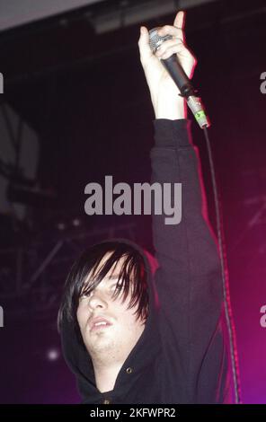 MATT DAVIES, FUNERALE PER Un AMICO, 2004: Un giovane cantante MATT DAVIES con FUNERALE PER Un AMICO nel NME Tour alla Cardiff Students' Union, 8 febbraio 2004. Fotografia: ROB WATKINS. INFO: Funeral for a Friend è un gruppo musicale post-hardcore gallese formatosi nel 2001. Noti per la loro intensa energia e i testi emotivi, hanno guadagnato popolarità con album come "Casually Dressed & Deep in Conversation", con successi come "Juneau" e "Escape Artists Never Die". Foto Stock