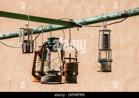 Appendere vecchie lampade a gas d'epoca in casa giardino closeup in giorno di sole Foto Stock