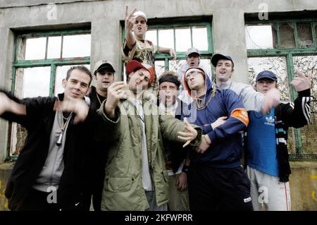 GOLDIE LOOKIN CHAIN, BAND COMPLETA, FORMAZIONE ORIGINALE: Goldie Lookin Chain Photographed in Newport, 11 gennaio 2004. Fotografia: ROB WATKINS. INFO: Goldie Looking Chain è un gruppo rap gallese formatosi nel 2003. Noti per i loro testi umoristici e le personalità distintive, hanno guadagnato fama con successi come "Guns Don't Kill People, rapper Do" e la loro interpretazione satirica della cultura hip-hop britannica. Foto Stock