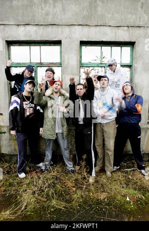 GOLDIE LOOKIN CHAIN, BAND COMPLETA, FORMAZIONE ORIGINALE: Goldie Lookin Chain Photographed in Newport, 11 gennaio 2004. Fotografia: ROB WATKINS. INFO: Goldie Looking Chain è un gruppo rap gallese formatosi nel 2003. Noti per i loro testi umoristici e le personalità distintive, hanno guadagnato fama con successi come "Guns Don't Kill People, rapper Do" e la loro interpretazione satirica della cultura hip-hop britannica. Foto Stock