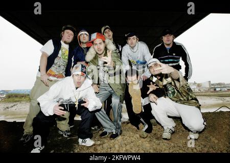 GOLDIE LOOKIN CHAIN, BAND COMPLETA, FORMAZIONE ORIGINALE: Goldie Lookin Chain Photographed in Newport, 11 gennaio 2004. Fotografia: ROB WATKINS. INFO: Goldie Looking Chain è un gruppo rap gallese formatosi nel 2003. Noti per i loro testi umoristici e le personalità distintive, hanno guadagnato fama con successi come "Guns Don't Kill People, rapper Do" e la loro interpretazione satirica della cultura hip-hop britannica. Foto Stock