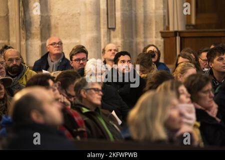 UTRECHT - Olanda, 20/11/2022, i churchgoers si riuniscono durante un servizio commemorativo al Domkerk poco prima della cerimonia di apertura della Coppa del mondo in Qatar. Si presta attenzione ai lavoratori morti nella costruzione degli stadi della Coppa del mondo in Qatar. ANP JEROEN JUMELET olanda fuori - belgio fuori Foto Stock