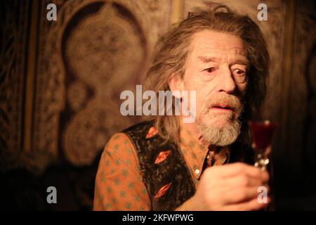 JOHN HURT solo IN AMANTI LASCIATI VIVI (2013), diretto da JIM JARMUSCH. Copyright: Solo per uso editoriale. Non sono previsti merchandising o copertine per libri. Si tratta di un documento distribuito pubblicamente. Solo diritti di accesso, nessuna licenza di copyright fornita. Solo da riprodurre in concomitanza con la promozione di questo film. Credito: SOCIETÀ di IMMAGINI REGISTRATE / Album Foto Stock