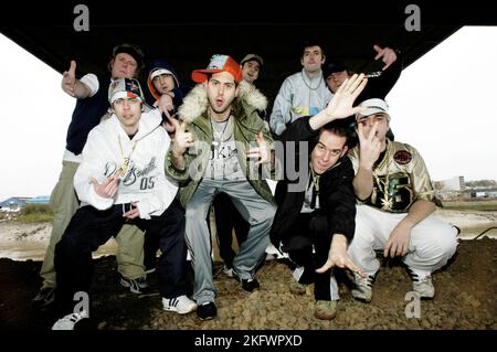 GOLDIE LOOKIN CHAIN, BAND COMPLETA, FORMAZIONE ORIGINALE: Goldie Lookin Chain Photographed in Newport, 11 gennaio 2004. Fotografia: ROB WATKINS. INFO: Goldie Looking Chain è un gruppo rap gallese formatosi nel 2003. Noti per i loro testi umoristici e le personalità distintive, hanno guadagnato fama con successi come "Guns Don't Kill People, rapper Do" e la loro interpretazione satirica della cultura hip-hop britannica. Foto Stock