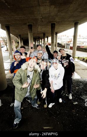 GOLDIE LOOKIN CHAIN, BAND COMPLETA, FORMAZIONE ORIGINALE: Goldie Lookin Chain Photographed in Newport, 11 gennaio 2004. Fotografia: ROB WATKINS. INFO: Goldie Looking Chain è un gruppo rap gallese formatosi nel 2003. Noti per i loro testi umoristici e le personalità distintive, hanno guadagnato fama con successi come "Guns Don't Kill People, rapper Do" e la loro interpretazione satirica della cultura hip-hop britannica. Foto Stock